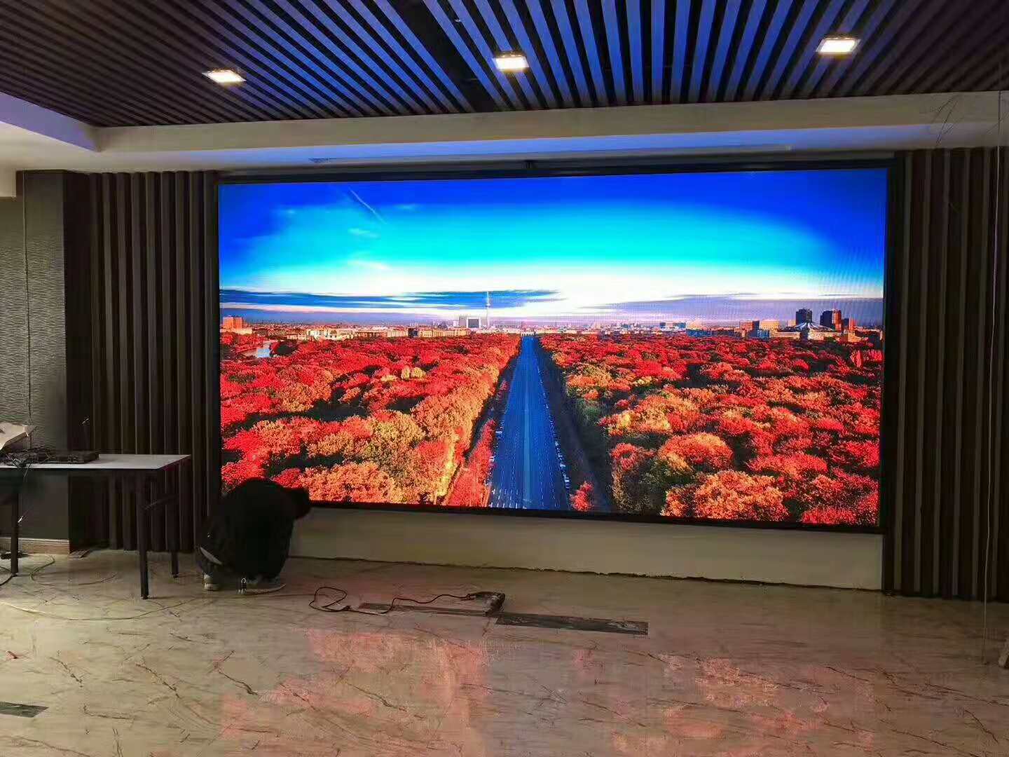 廣西桂林室內P2小間距顯示屏刷新3840國星封裝。