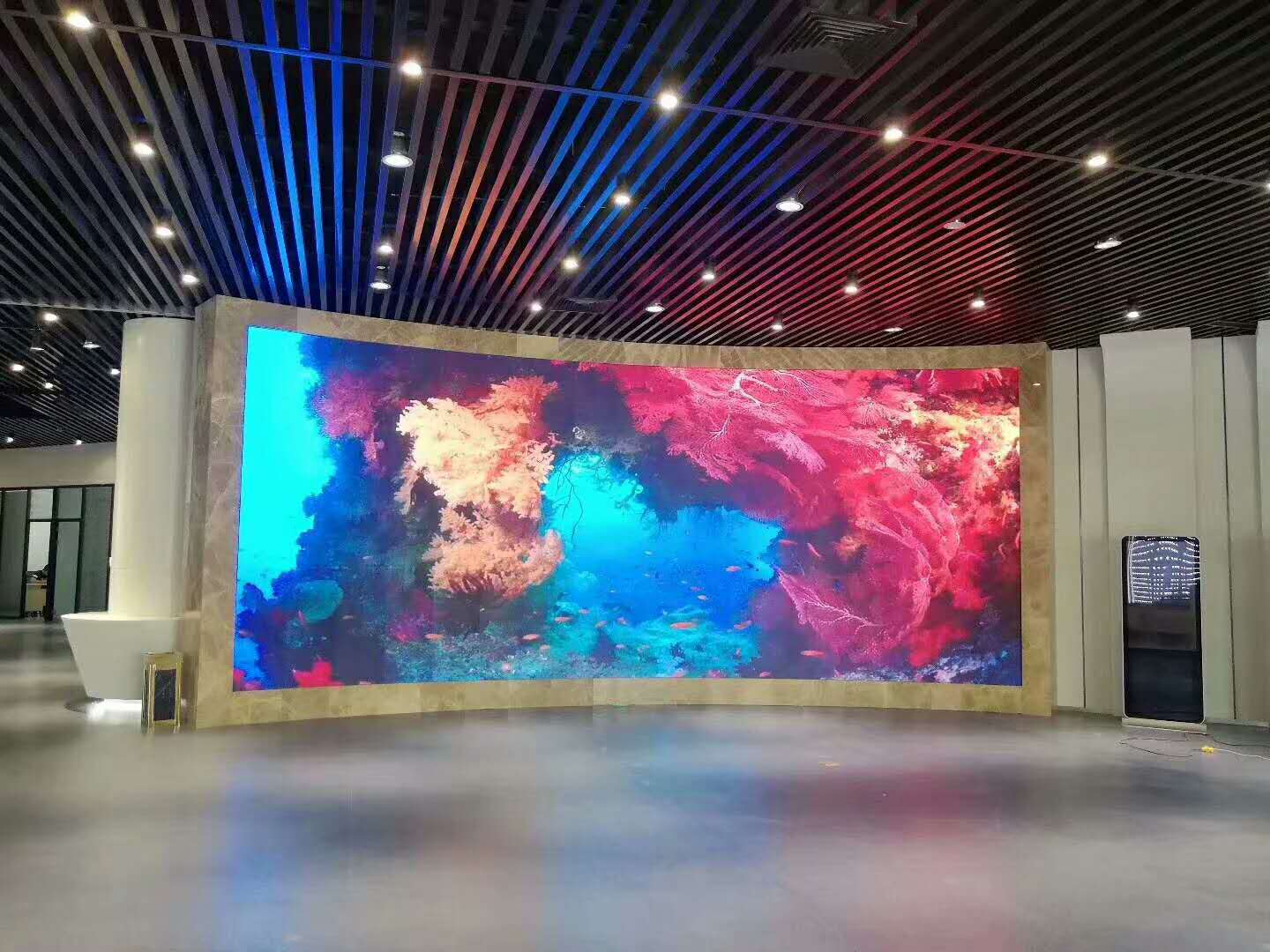 海南?？诓┪镳^室內1.875弧形超清晰小間距全彩屏安裝測試效果