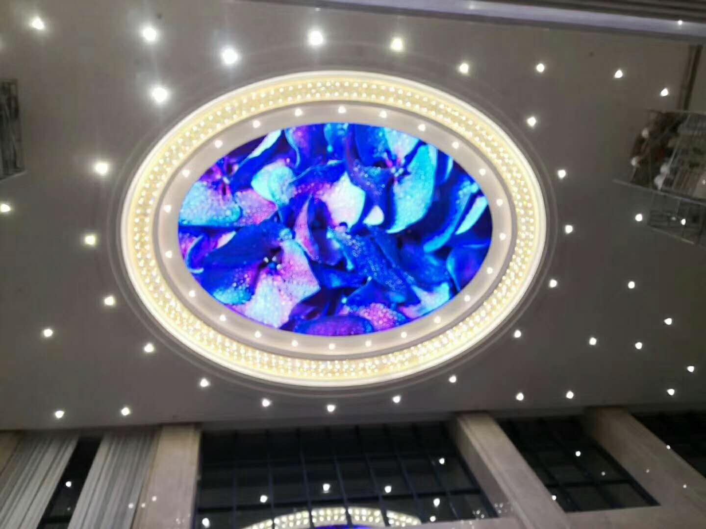 山東青島某酒店室內P4全彩LED顯示屏平天幕圓形屏安裝完成